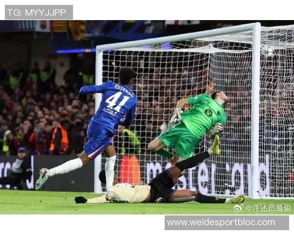 纽卡球迷与马赛当地球迷发生冲突部分人紧急躲入酒吧避难